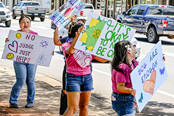 Sign wavers bring attention to suicide prevention – The Garden Island Newspaper